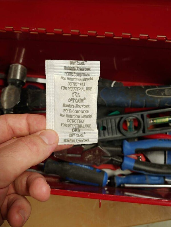 1. "Положите несколько саше с силикагелем в свой ящик для инструментов: они защитят ваши инструменты от ржавчины".