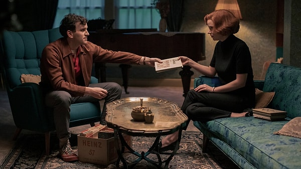 4. Как Бет узнает о предстоящем большом шахматном турнире в Кентукки?