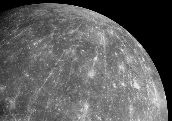 Merkür (Ayın başında Oğlak ortalarında ise Kova takımyıldızında)