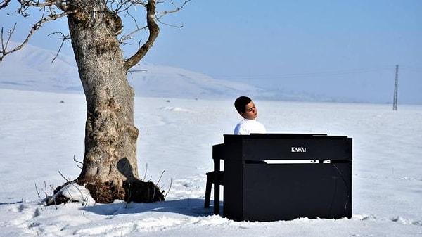 Yeteneğini keşfeden kendisi gibi görme engelli müzik öğretmeni Caner Keser'in desteğiyle köyde konser veren Çalışcı, karla kaplı arazide ağacın altında piyano çalma hayalini babasına iletti.