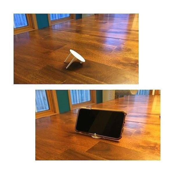 8. "Пластиковые "столики" от пиццы превращаются в отличные подставки для смартфона".