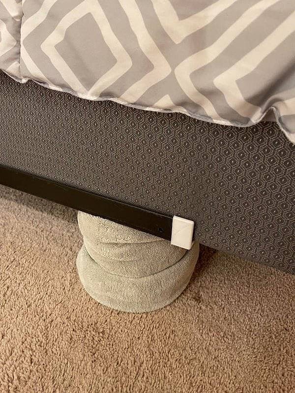 10. "Я все еще ударяю пальцы об ножки кровати, но если обернуть их мягким полотенцем, будет не так больно :)".