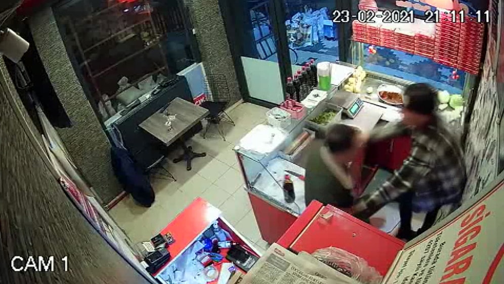 Çiğ Köfte 'Acılı' Diye Çalışana Saldırıp Yumrukladı!