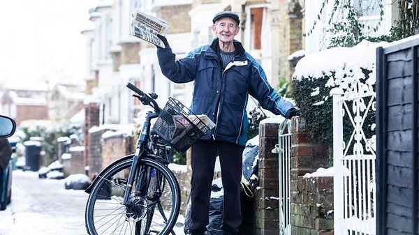 2. В свои 80 лет Джордж Бейли работает почтальоном и каждое утро на велосипеде развозит газеты по своей родной деревне в Хедкорне, Кент (Великобритания), несмотря на почетный возраст - 80 лет!