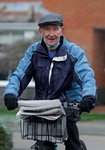 1. Этот жизнерадостный дедушка с охапкой газет - британский почтальон Печкин.