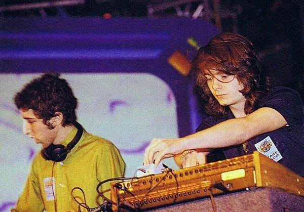 13. Daft Punk, 1993'te kasksız sahneye çıkarken.