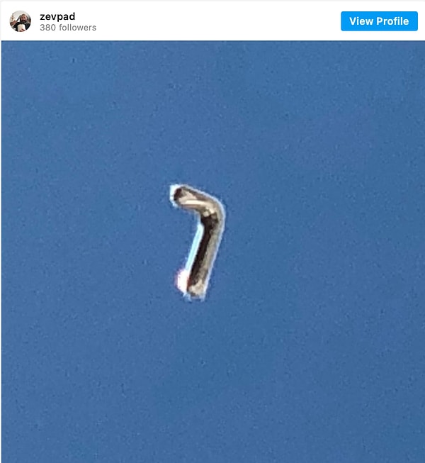 6. Этот отец семейства прикупил шарик в форме семерки для своего ребенка, но нечаянно выпустил его из рук до того, как успел подарить.