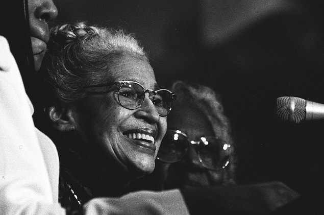 10. Rosa Parks koltuğundan kalkması istendiğinde otobüsün "beyazlar" bölümünde oturmuyordu.