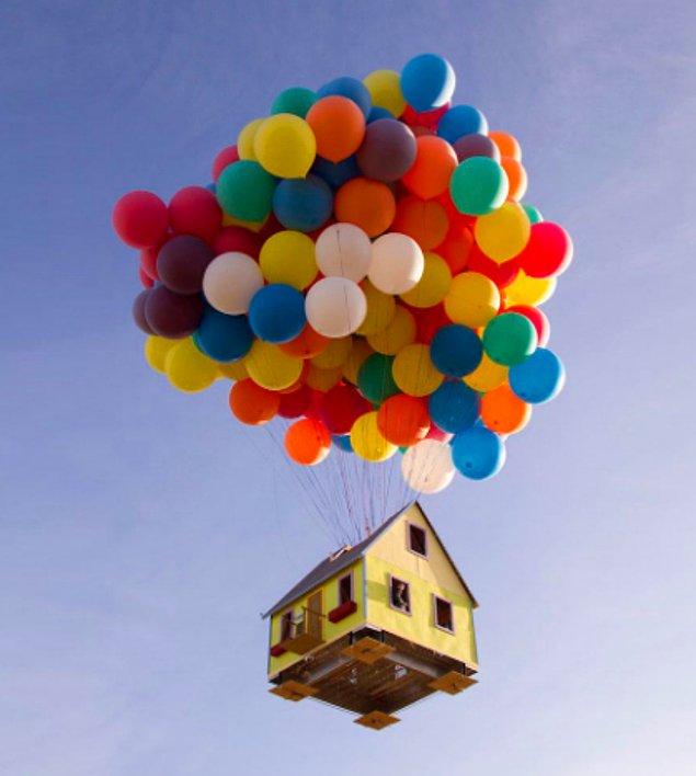 15. National Geographic'in "How Hard Can It Be" programı için "Yukarı Bak" filminden esinlenen profesyonel bir ekip, içerisinde insanlar da olan bir evi balonla uçurmayı başardı.