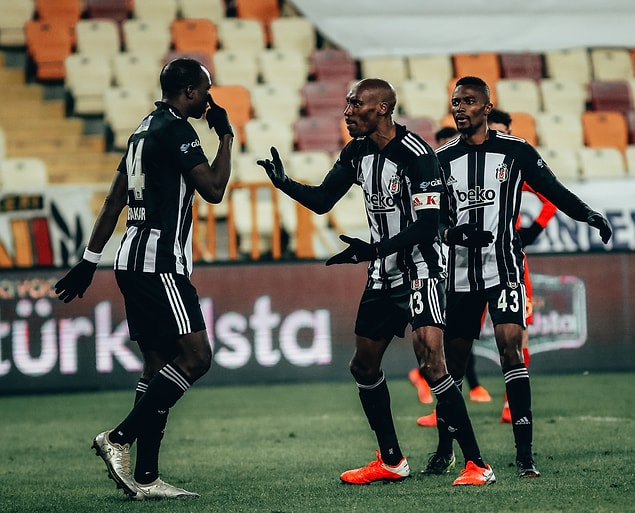 Beşiktaş bu sezon Atiba Hutchinson'ın gol attığı dört Süper Lig maçında da puan kaybetmedi.