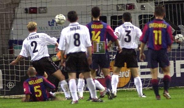 4. 19 Eylül 2000 tarihinde Beşiktaş'ın Barcelona'yı 3-0 yendiği maçta Beşiktaş'ın gollerini kimler atmıştır?