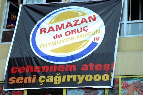 3. Ramazan döneminde ünlü hamburgercinin karşısına açılan pankart