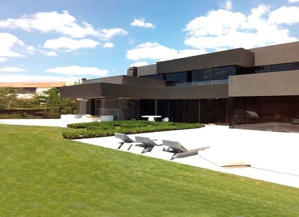 Eden Hazard, Madrid'in saygın semtlerinden biri olan La Finca'daki bu ev için 10 milyon sterlin ödedi.