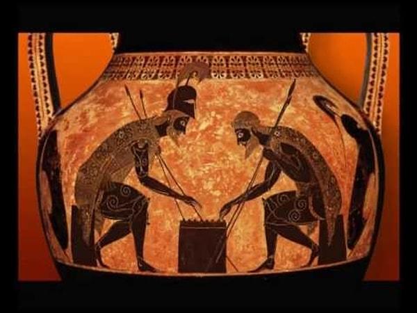 Şu an Roma’daki Vatikan Müzesinde sergilenen MÖ 6. yüzyıla ait iki kulplu bu amforada, Yunan kahramanlar Aşil ve Ajax’ın Truva Kuşatması sırasında zar oyunu oynadıkları görülüyor.