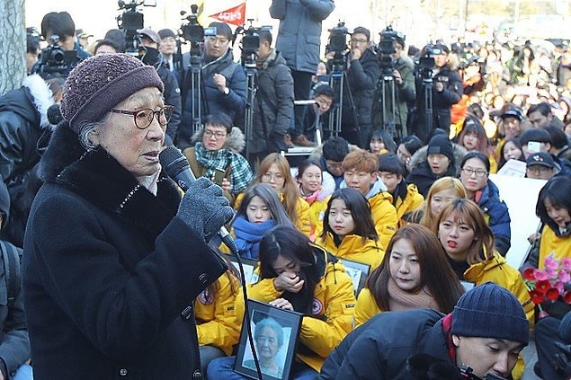 Güney Kore'nin Seoul şehrinden olan Kim Bok-Dong ikinci dünya savaşı sırasında Japon ordusu için eski cinsel köle ve onun gibi binlerce kadının katlandığı acılara uluslararası dikkatin çekilmesini sağlayan çok önemli bir şahsiyetti. Kendisi 92 yaşındayken vefat etti.