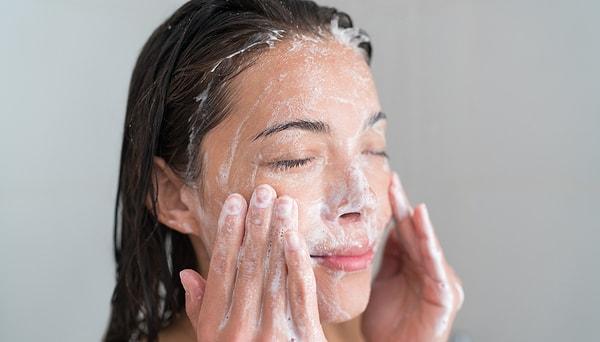 3. Micellar su ile makyajınızı temizledikten sonra, cilt yapınıza uygun bir temizleme jeli ile cildinizi yıkayabilirsiniz.