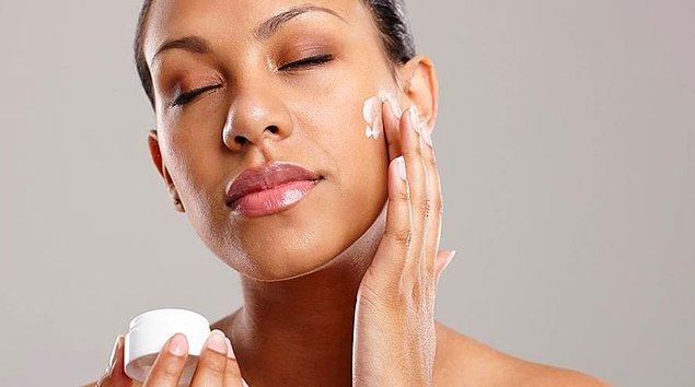 9. Yüzünüzü yıkayıp nazikçe kuruladıktan sonra hemen tonik kullanın ve cildinize uygun bir nemlendirici ile cildinizi nemlendirin.