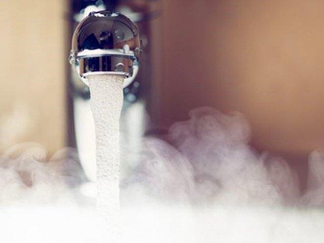 6. Durulama esnasında cildinizi asla sıcak suyla yıkamayın. Her zaman ılık su ile temizliğini yapın.
