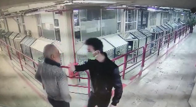 İkili arasında yaşananlar güvenlik kamerasına yansıdı.