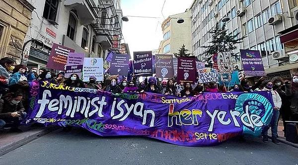 İlk kez 2003’te başlayan ve her yıl 8 Mart'ta gerçekleştirilen Feminist Gece Yürüyüşü için binlerce kadın Taksim Sıraselviler Caddesi'nde toplandı. Şarkılar, türküler, danslar ve sloganlar eşliğinde 8 Mart'ı kutlayan kadınlar ellerindeki anlamlı, eğlenceli ve bir o kadar da çarpıcı pankartlarla renk kattı.