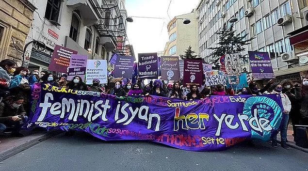 İlk kez 2003’te başlayan ve her yıl 8 Mart'ta gerçekleştirilen Feminist Gece Yürüyüşü için binlerce kadın Taksim Sıraselviler Caddesi'nde toplandı. Şarkılar, türküler, danslar ve sloganlar eşliğinde 8 Mart'ı kutlayan kadınlar ellerindeki anlamlı, eğlenceli ve bir o kadar da çarpıcı pankartlarla renk kattı.