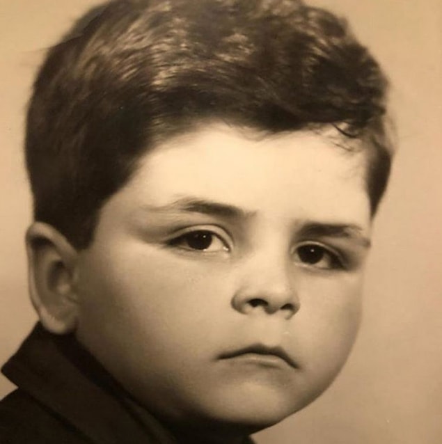 1959 yılında doğduktan sonra Türkiye'nin usta oyuncularından biri olacağını elbette ne kendisi ne de ailesi bilebilirdi. Keza ilerleyen yıllarda eğitimini Basın Yayın yüksek okulunda tamamlamış bir gazeteci adayıydı.