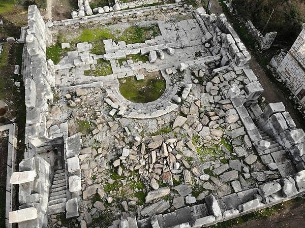 Stratonikeia ve Lagina Kazı Başkanı Prof. Dr. Bilal Söğüt, antik kentte kazı ve restorasyon çalışmalarının 12 ay boyunca sürdüğünü söyledi.