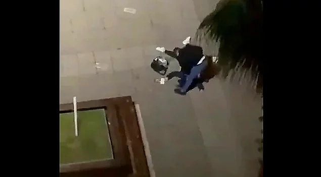 5. Samsun'da sokak ortasında kızlarının gözü önünde eşine öldüresiye şiddet uygulayan adam...