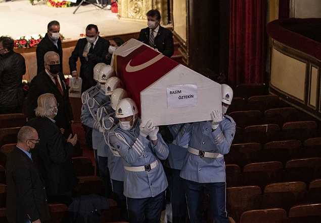 Tören mangası usta oyuncunun tabutuna omuz vererek, tiyatro sahnesine getirdi.