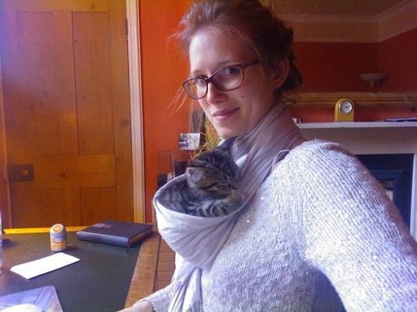 10. "Этот малютка постоянно требует внимания. Пришлось включить смекалку, ведь дела по дому сами себя не сделают".