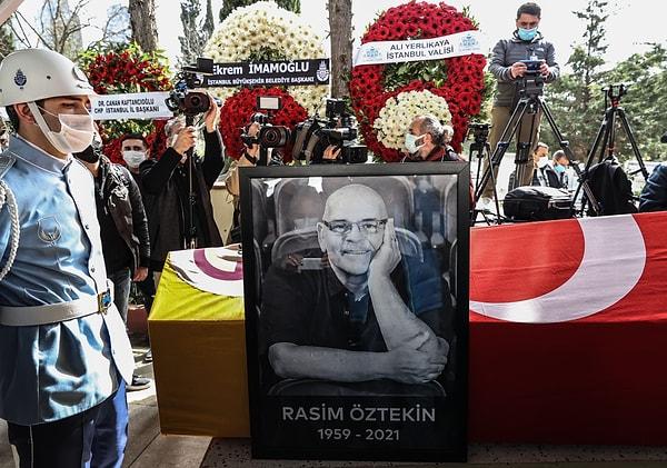 Kılınan cenaze namazının ardından Rasim Öztekin'in Türk bayrağına sarılı naaşı cenaze aracına taşındı.