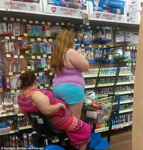 4. Мама и (предположительно) дочь делают покупки на самокате в том же Wallmart