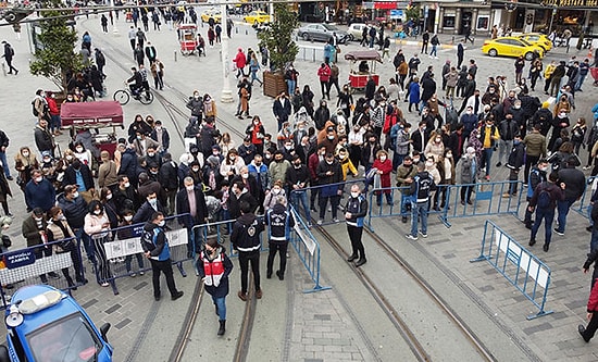 İstiklal Caddesi Yoğunluk Nedeniyle Bir Süre Kapatıldı