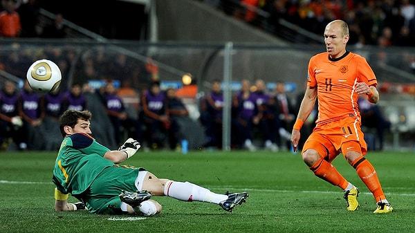 Robben, verdiği röportajlarda yıllardır etkisinden çıkamadığını söyledi. Hollanda, hep içinde ukde olacak bir finali daha Casillas'ın kurtarışı ile kaybetmişti.