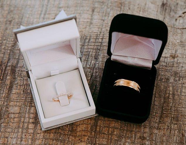 1. Fransa'da, geleneğe göre, evlilik teklifinde kullanılan yüzüğün damadın ebeveynleri tarafından miras bırakılan veya sunulan bir aile yadigarı olması gerekmektedir.