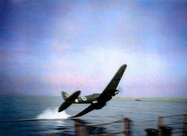 25. Bir Heinkel He 111 direkt olarak denize çarpıyor.