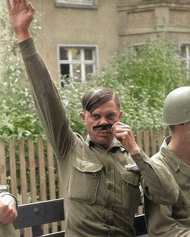 30. Elindeki tarakla Hitler'in bıyığıyla alay eden kimliği belirsiz bir Amerikan askeri.