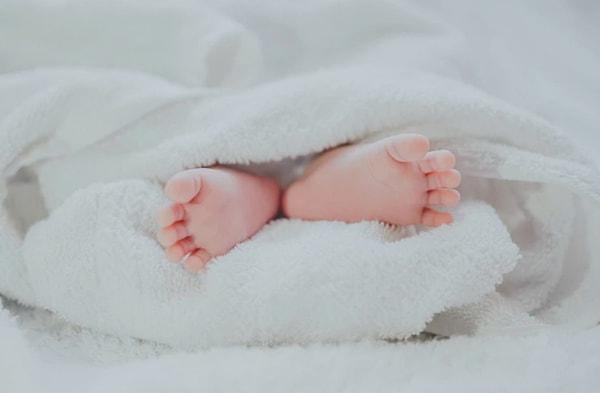 Bebeklerin yumuşak beyinleri ve zayıf boyun kasları vardır. Ayrıca hassas kan damarlarına sahiptirler. Bir bebeği veya küçük çocuğu sallamak, beyninin kafatasının içine defalarca çarpmasına neden olabilir.