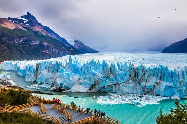 9. Perito Moreno Buzulu, dünyanın en büyük üçüncü tatlı su kaynağı ve bir yandan erirken diğer yandan kendisini yenileyen nadir buzullardan biridir.