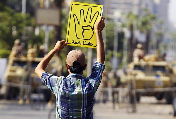 Bu arada devrik lider Mursi'nin yeniden göreve getirilmesi için kampanya yürütenler Rabia işaretini bir sembol olarak benimsedi.