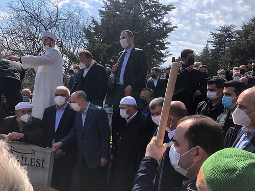 Ortamlarda 'Tedbir' Dersiniz: Sağlık Bakanı Koca Bu Sefer de Defin Töreninde Objektiflere Yakalandı