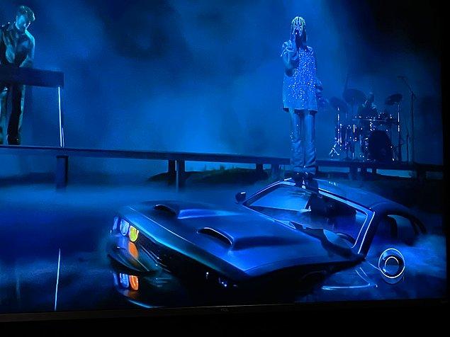 7. Harry'nin performansının hemen ardından Billie Eilish batan bir arabanın üzerinde 'Everything I Wanted' adlı şarkısını söyledi.