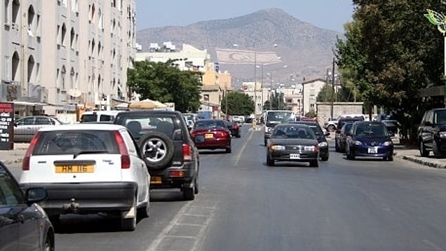 8. Trafik sol taraftan aktığı için arabaların direksiyonları da sağ tarafta.