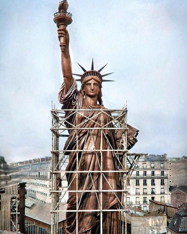 1. Fransa'dan Amerika Birleşik Devletleri'ne bir armağan olan ve sadece özgürlüğü değil, aynı zamanda iki millet arasındaki dostluğu da simgeleyen Özgürlük Heykeli bakırdan yapılmıştır.