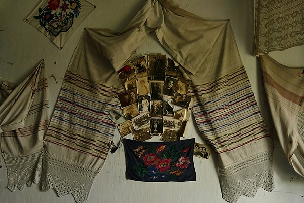 Он нашел фотонегативы в заброшенном доме Захария Кушнир.