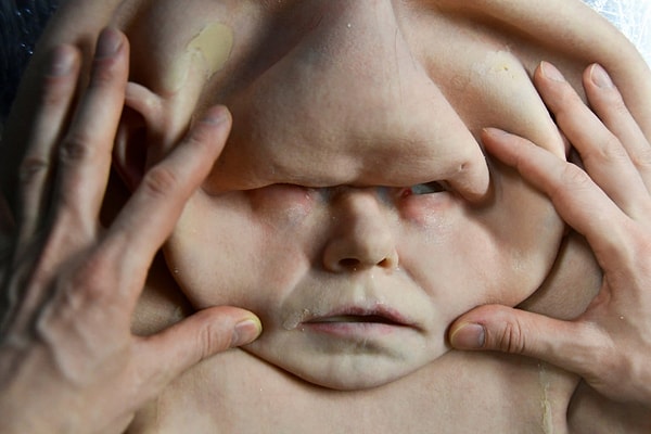 Кожа сделана из полимера, чтобы она выглядела и ощущалась максимально приближенной к человеческой.