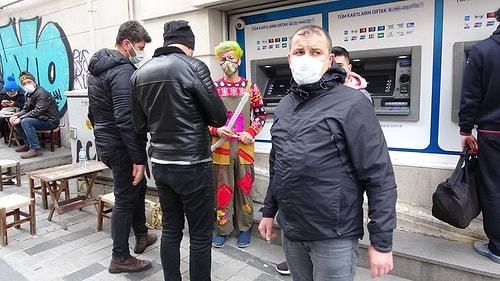 'Ben Dilenci miyim?' Diyen Palyaço Kendisiyle Fotoğraf Çektirenleri Tehdit Etti