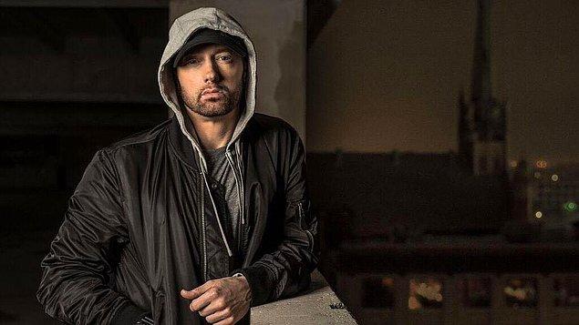 22. Eminem: Tamamıyla karanlık odada uyumak