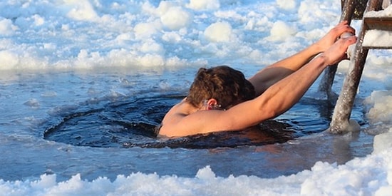 Nasıl Oluyor da Bazılarımız Yazın Denize Girerken Bile Üşürken Bazılarımız Kışın Buzlu Sularda Yüzebiliyor?