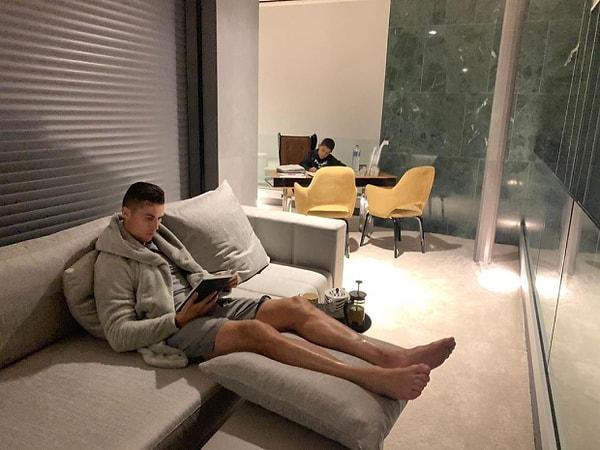 Ronaldo'nun ayrıca Costa del Sol'da 1.4 milyon sterlinlik bir tatil evi ve Madeira'da annesi ve erkek kardeşinin yaşadığı 7 milyon sterlinlik bir evi daha var.